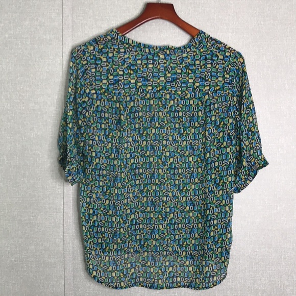 Turo by Vince Camuto Green and Black Geometric Print Hi-Lo  Shear Pop Over Top - Picture 2 of 7